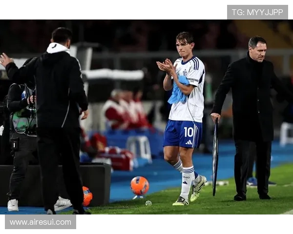 哈维西蒙斯的崛起之路:从青训天才到足球场上的新星